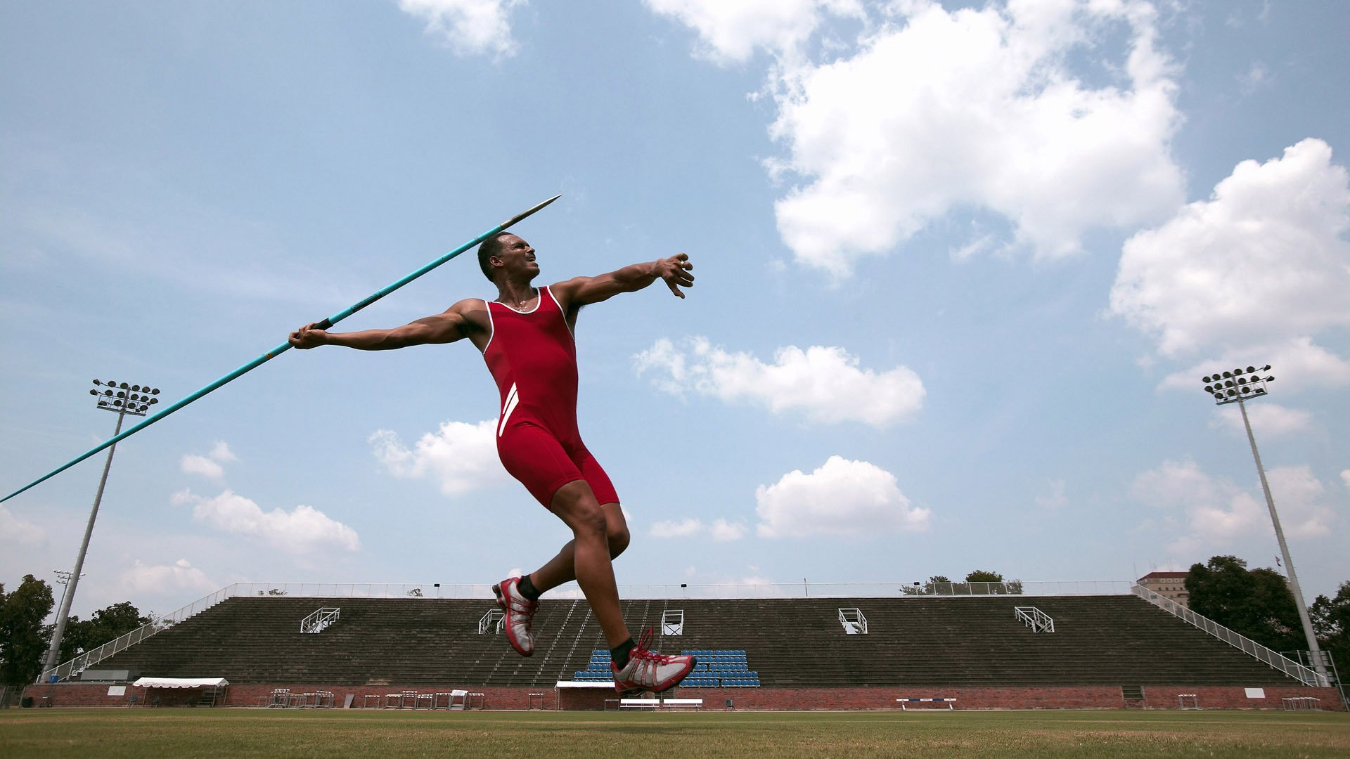 林丹带孩子首次亮相羽毛球馆，林丹儿子打羽毛球吗